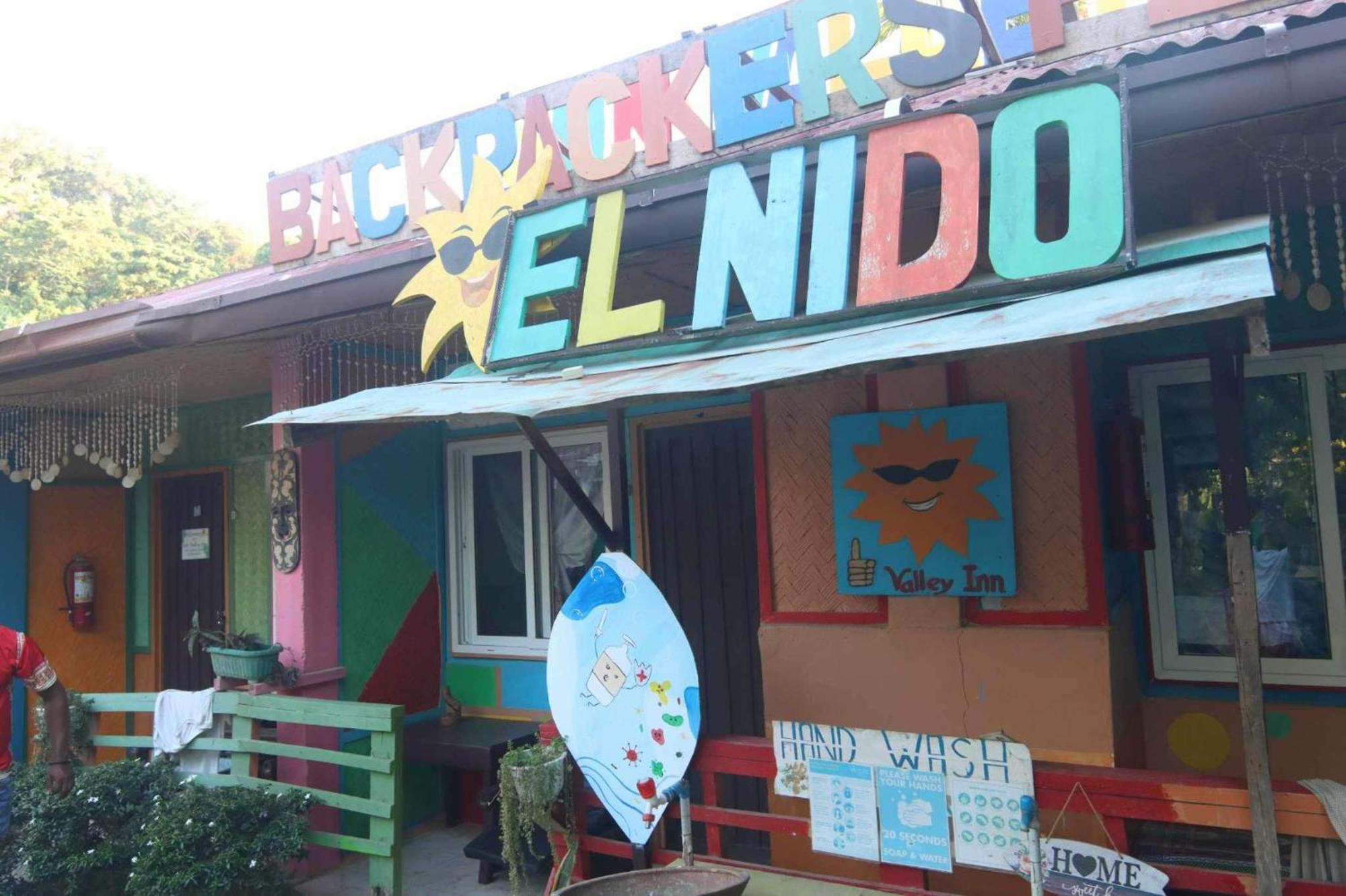 Sun Valley Backpackers Inn El Nido Bagian luar foto