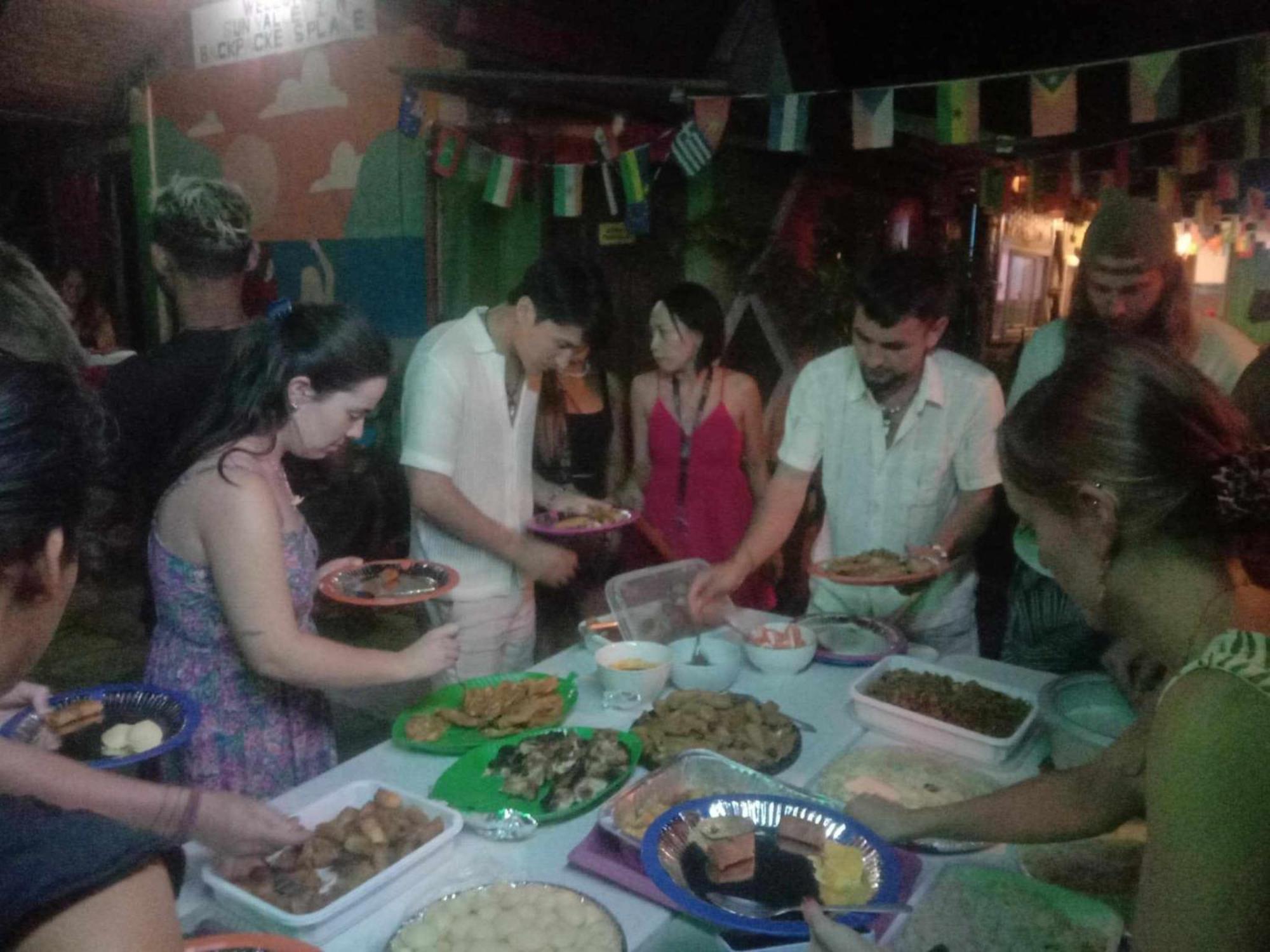 Sun Valley Backpackers Inn El Nido Bagian luar foto